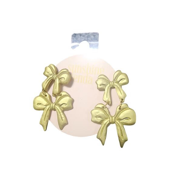 NWT $62 Sunshine Tienda Anthropologie Gold Bow Ethically Sourced Horn Earrings - Picture 1 of 3